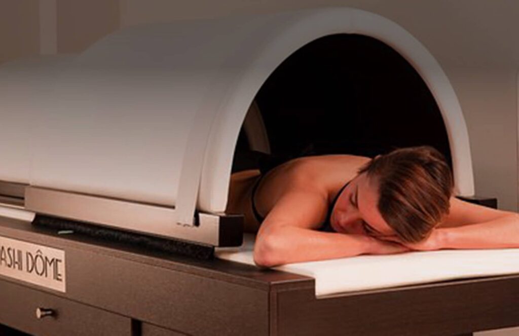 Une femme se relaxant dans un Iyashi dome