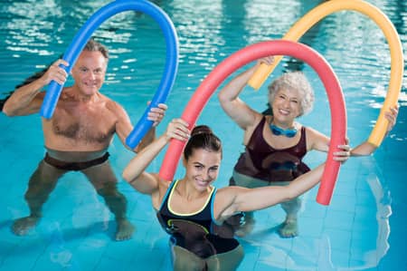 pratiquants aqua gym avec des frites