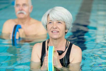 pratiquants d'un cours d'aqua stretch