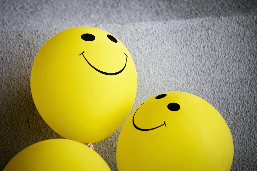 Ballons jaune en forme de smiley souriants