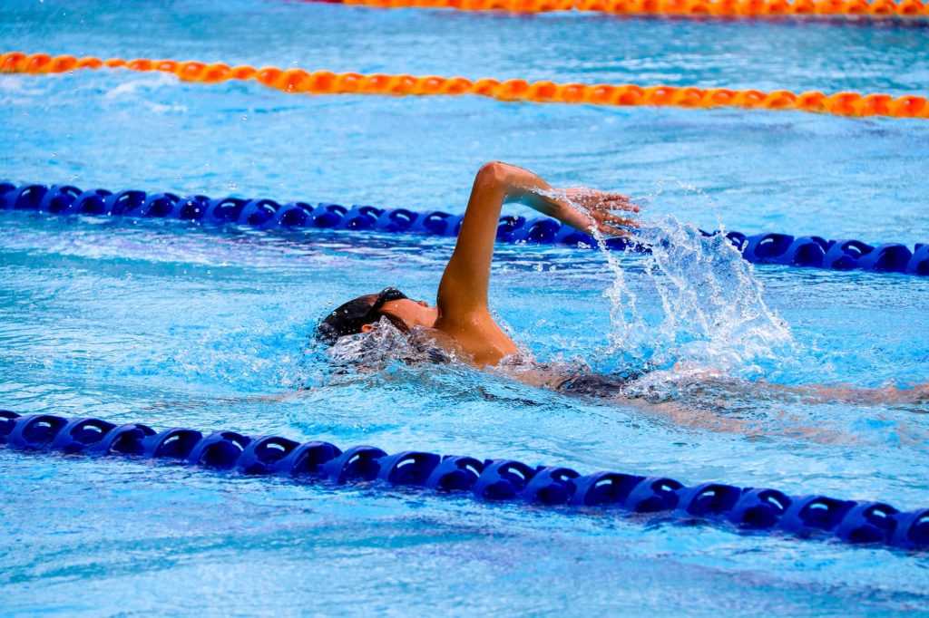 nageuse dans son couloir de nage