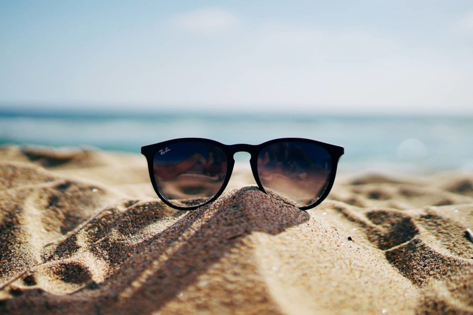 Des lunettes de soleil dans le sable